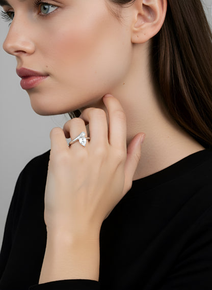 תמונת דוגמנית - טבעת מחבקת עם אבני טיפה כסף 925