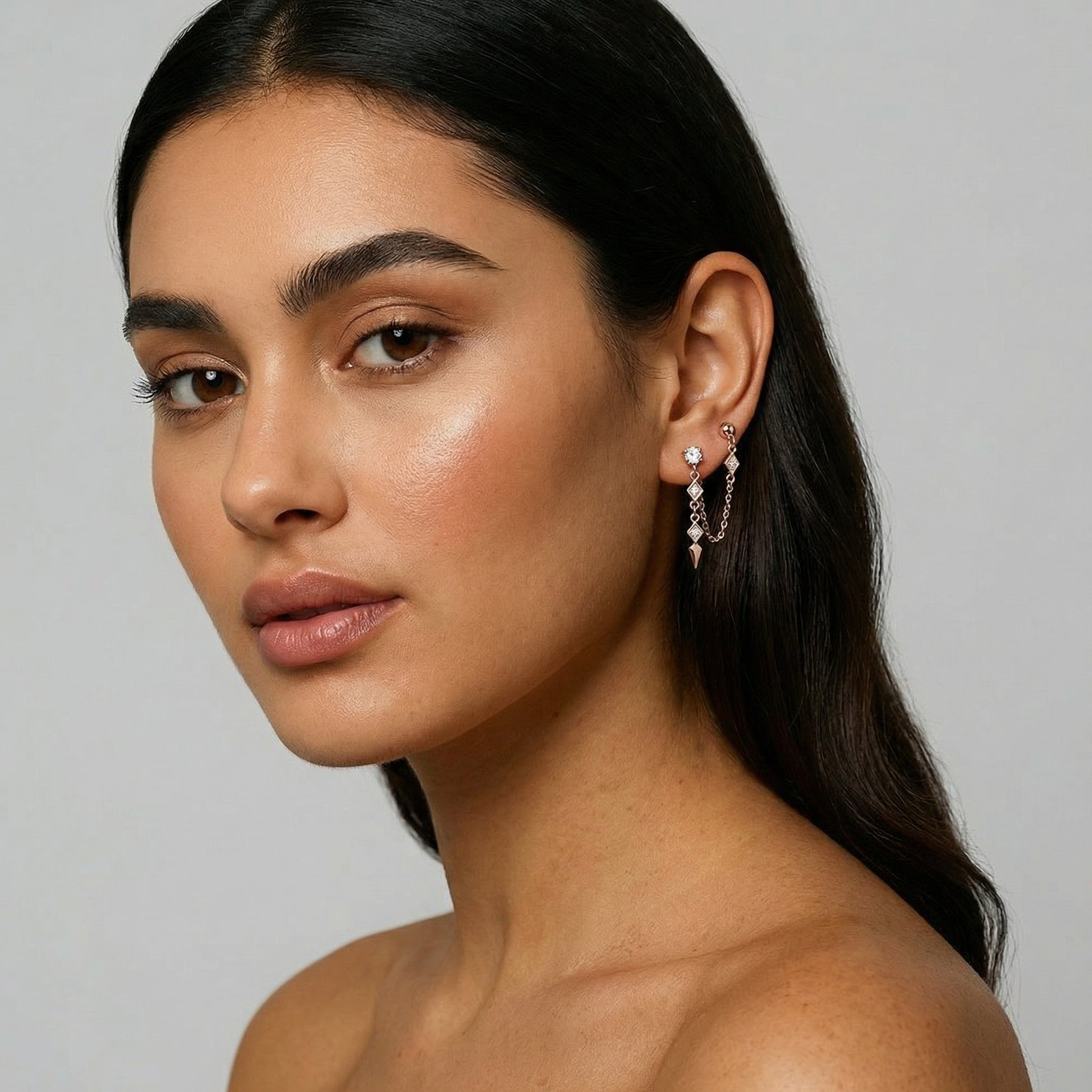 תמונת דוגמנית עגילים לשני חורים בציפוי זהב אדום