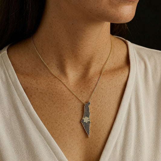 תמונת דוגמנית שרשרת תליון ארץ ישראל משובץ בציפוי זהב