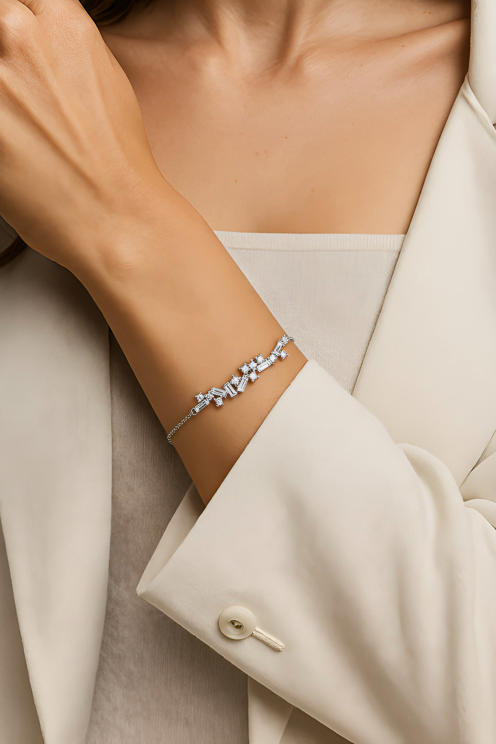 תמונת דוגמנית - צמיד אבנים גיאומטריות כסף 925