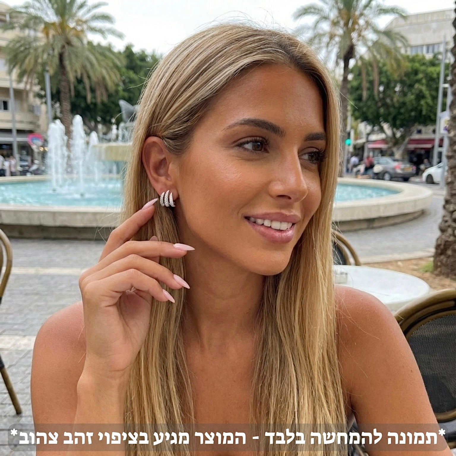 תמונת דוגמנית עגילים צמודים משובצים בציפוי זהב