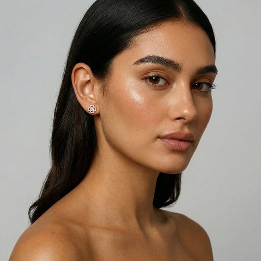 תמונת דוגמנית עגילי עלה תלתן משובצים בציפוי זהב אדום