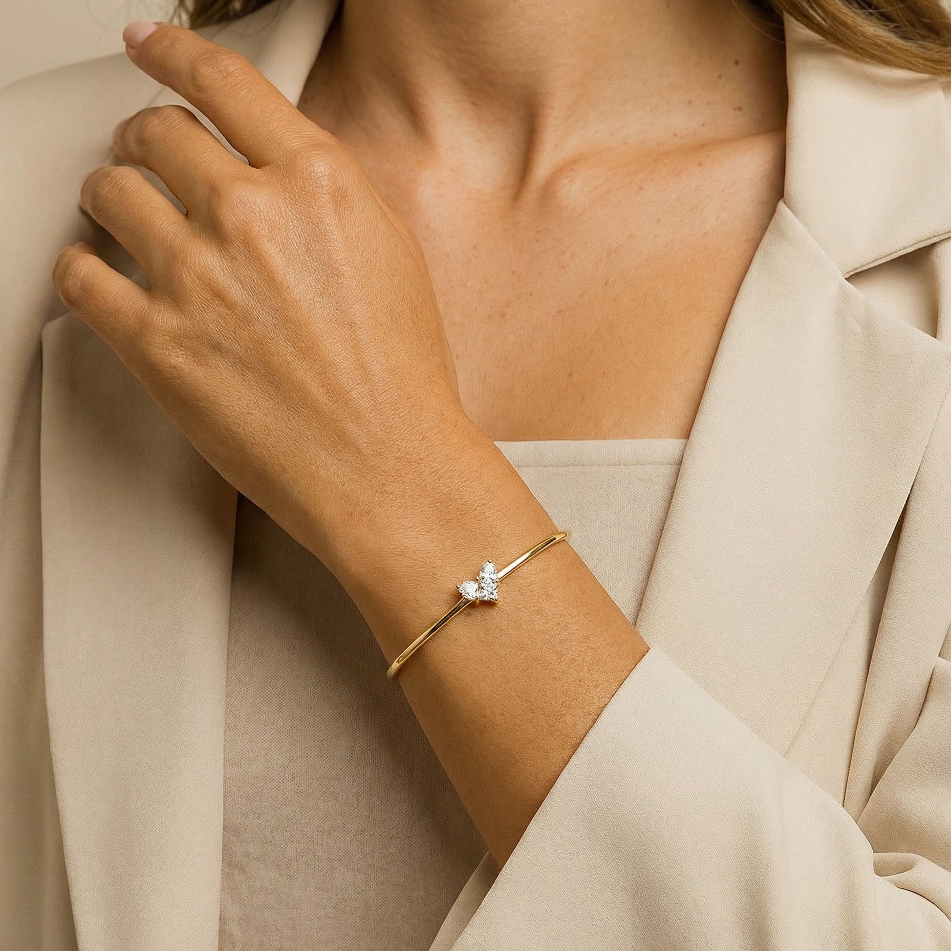 תמונת דוגמנית צמיד קשיח משובץ לב בציפוי זהב