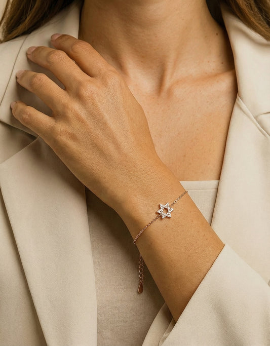 תמונת דוגמנית צמיד מגן דוד משובץ בציפוי זהב אדום