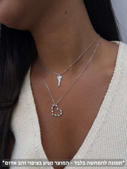 תמונת דוגמנית שרשרת תליון לב משובץ בציפוי זהב אדום