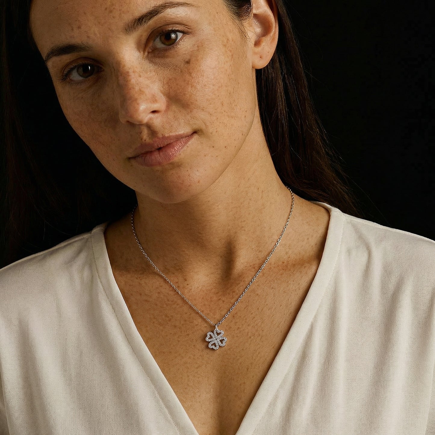 תמונת דוגמנית שרשרת תליון עלה תלתן משובץ כסף 925