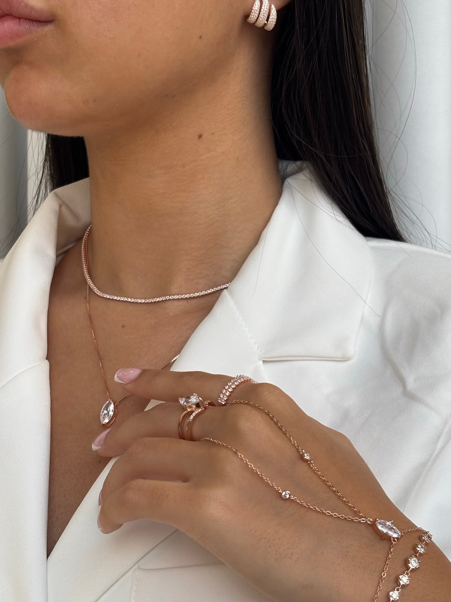 תמונת דוגמנית עגילים צמודים משובצים בציפוי זהב אדום