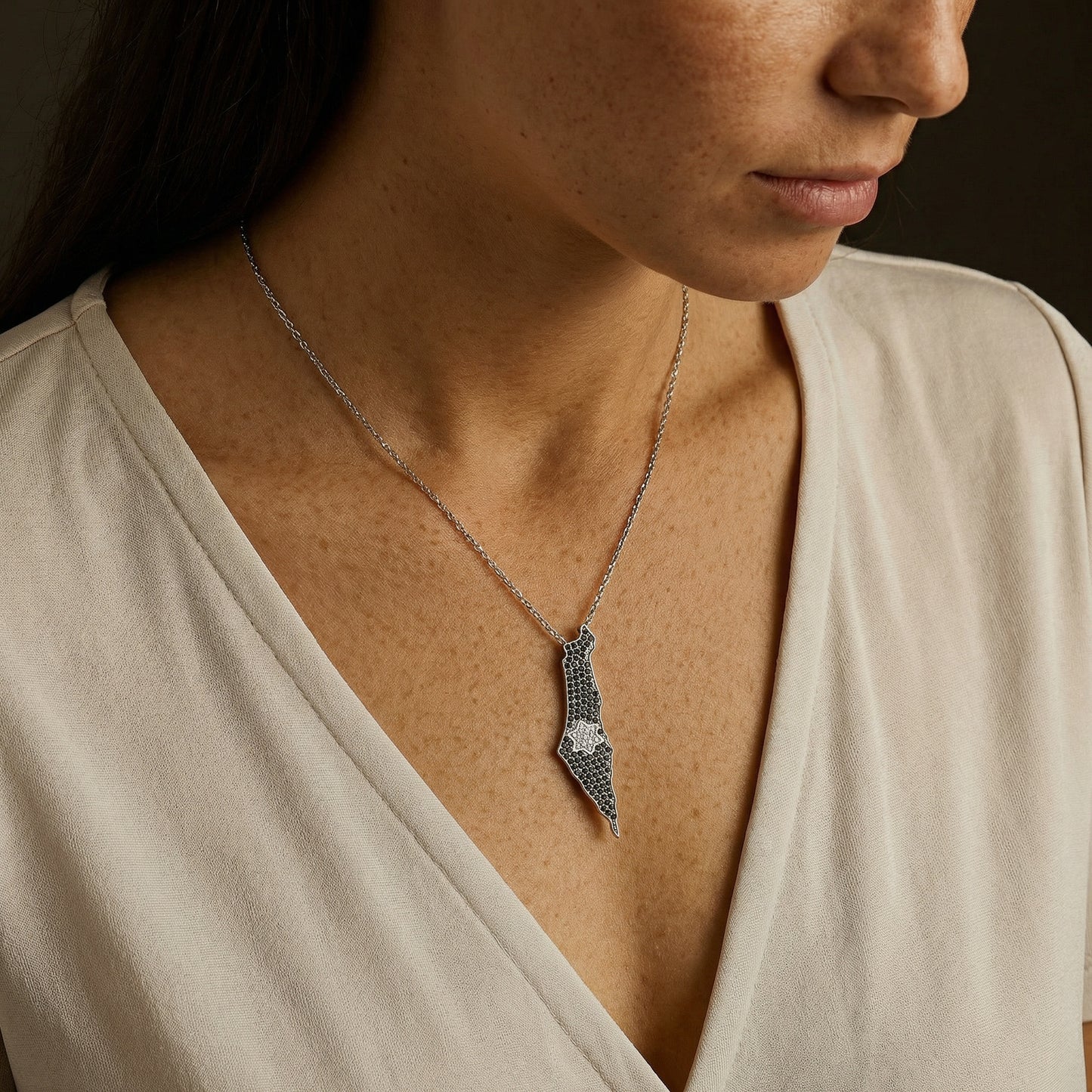 תמונת דוגמנית שרשרת תליון ארץ ישראל משובץ כסף 925