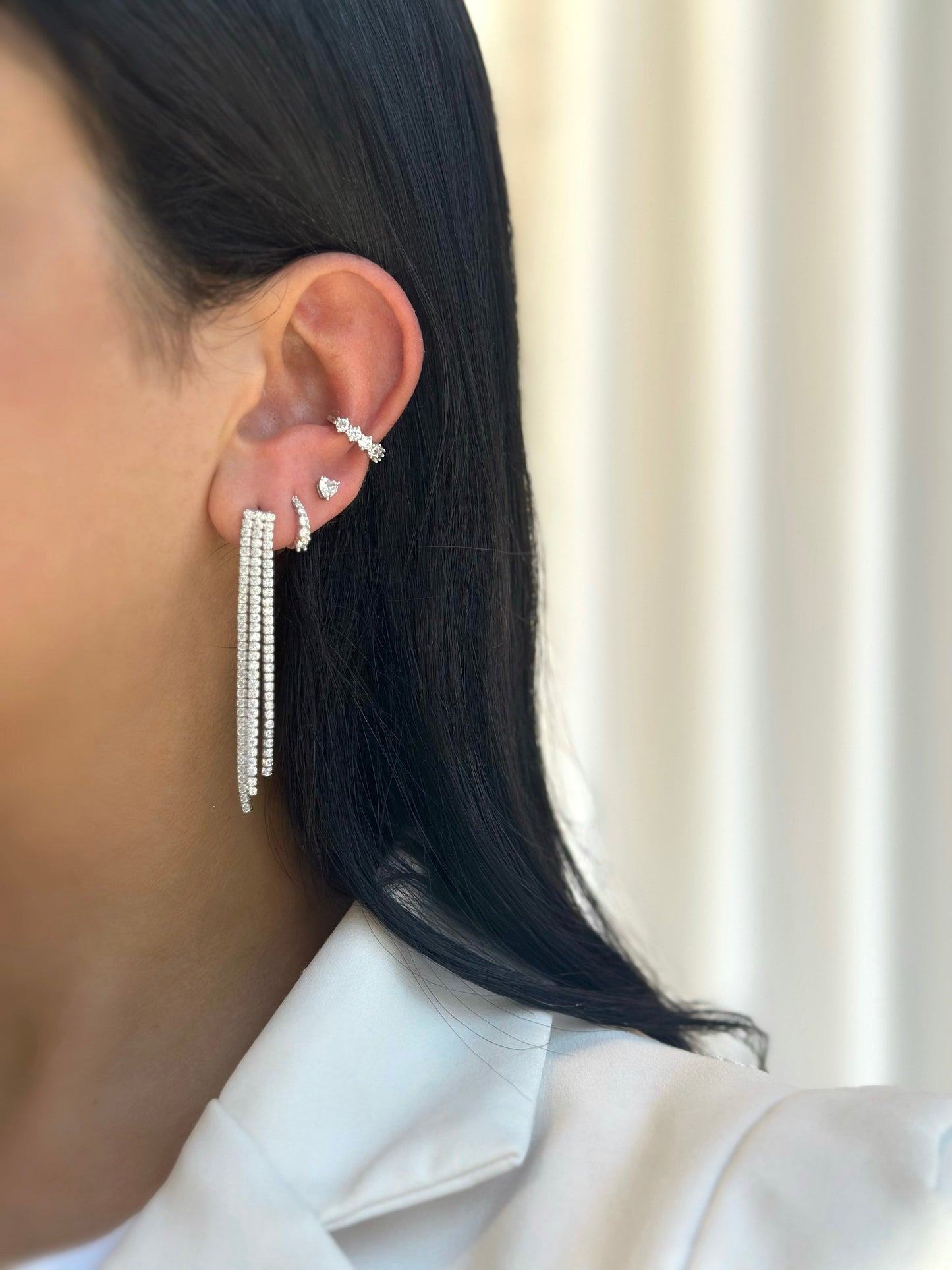 תמונת דוגמנית עגילי לב צמודים 