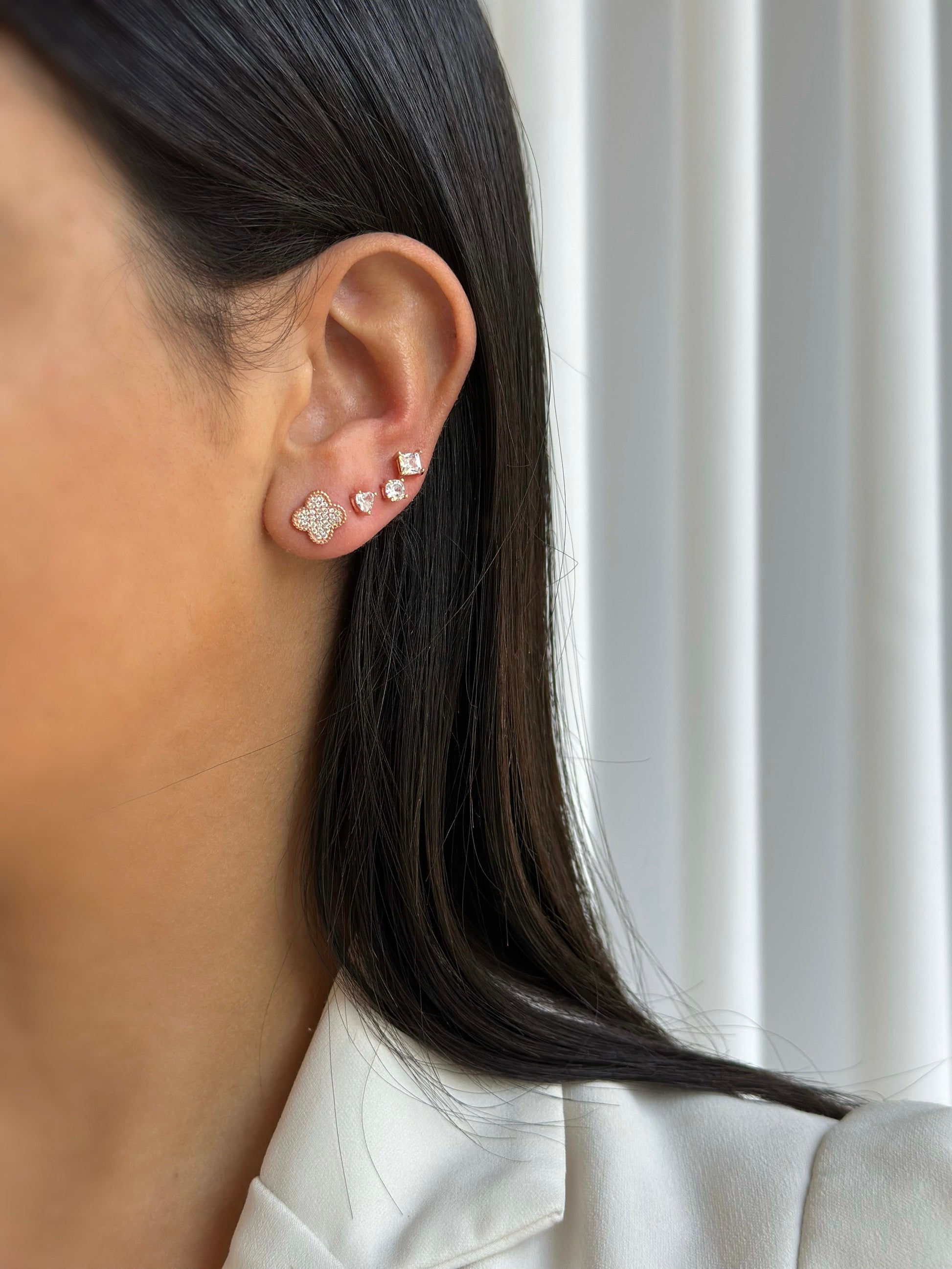 תמונת דוגמנית עגילי לב צמודים