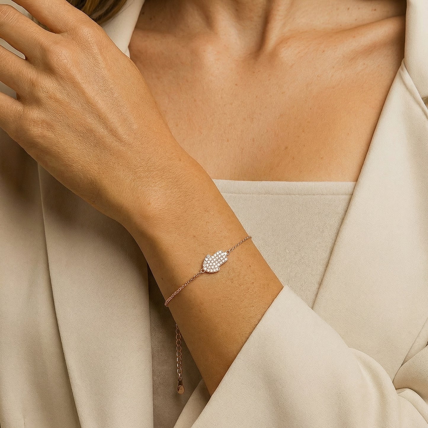 תמונת דוגמנית צמיד חמסה משובצת בציפוי זהב אדום