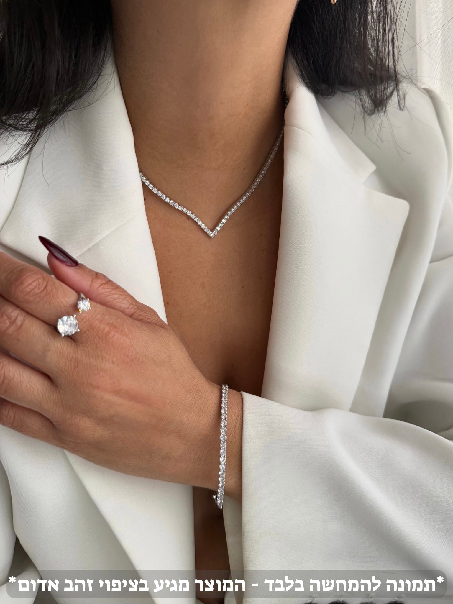 תמונת דוגמנית פרימיום - שרשרת טניס בעיצוב וי בציפוי זהב אדום