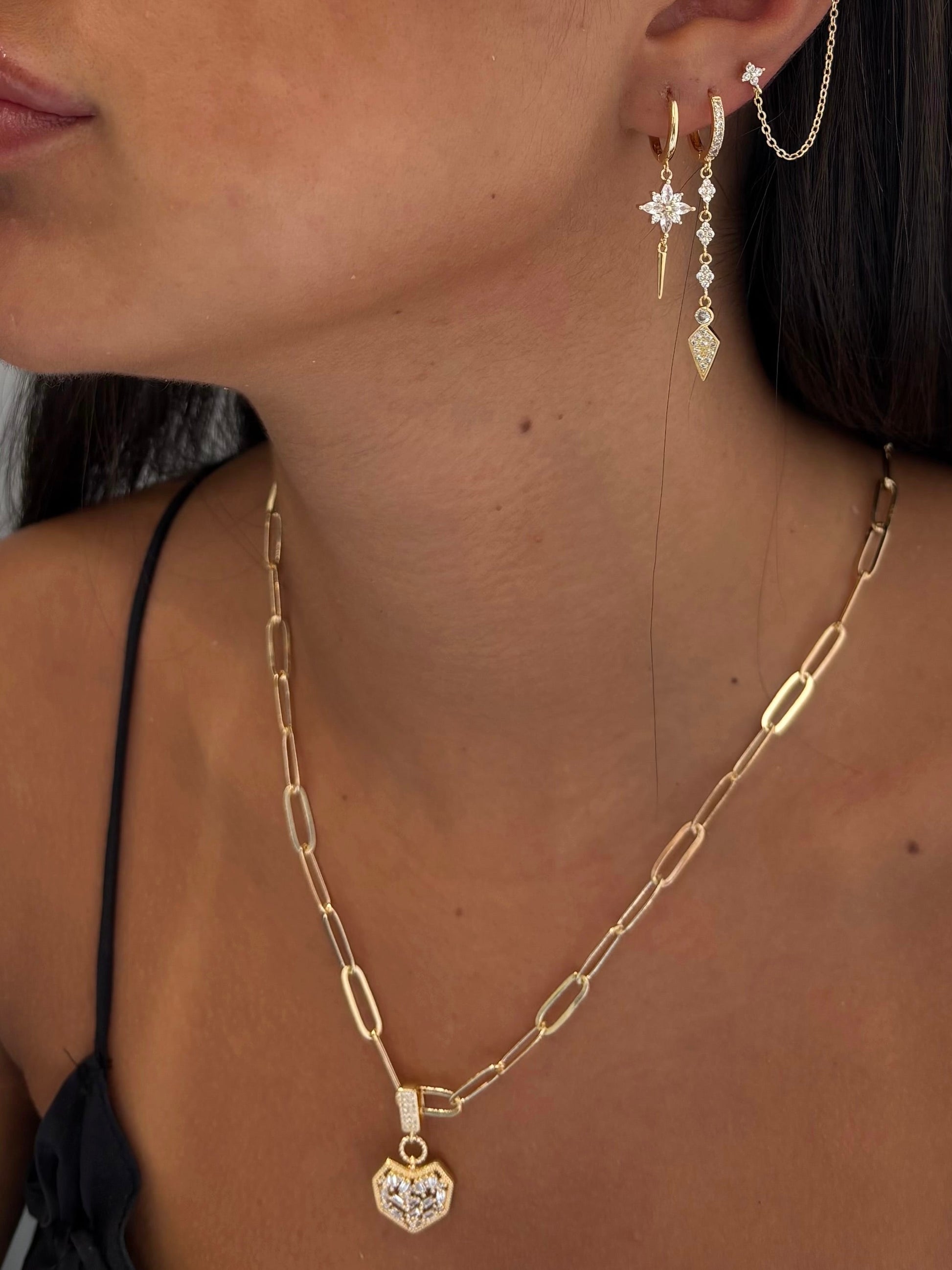 תמונת דוגמנית שרשרת חוליות תליון לב בציפוי זהב