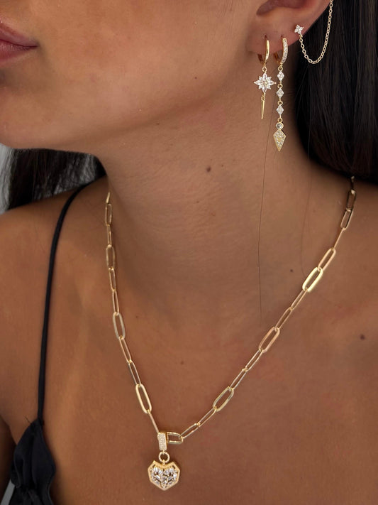 תמונת דוגמנית שרשרת חוליות תליון לב בציפוי זהב