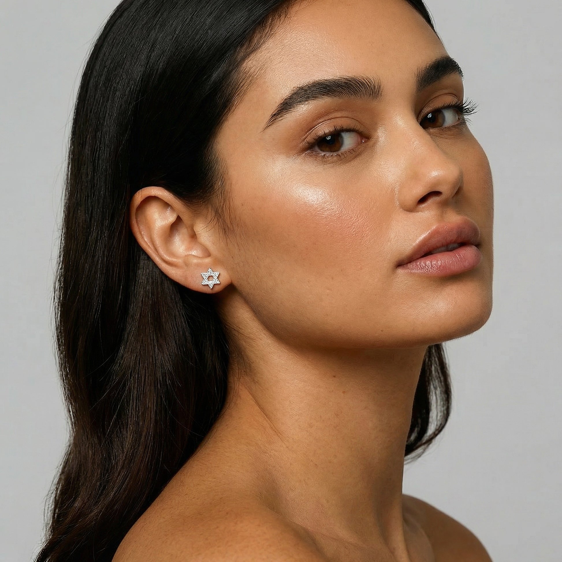 תמונת דוגמנית עגילי מגן דוד צמודים כסף 925