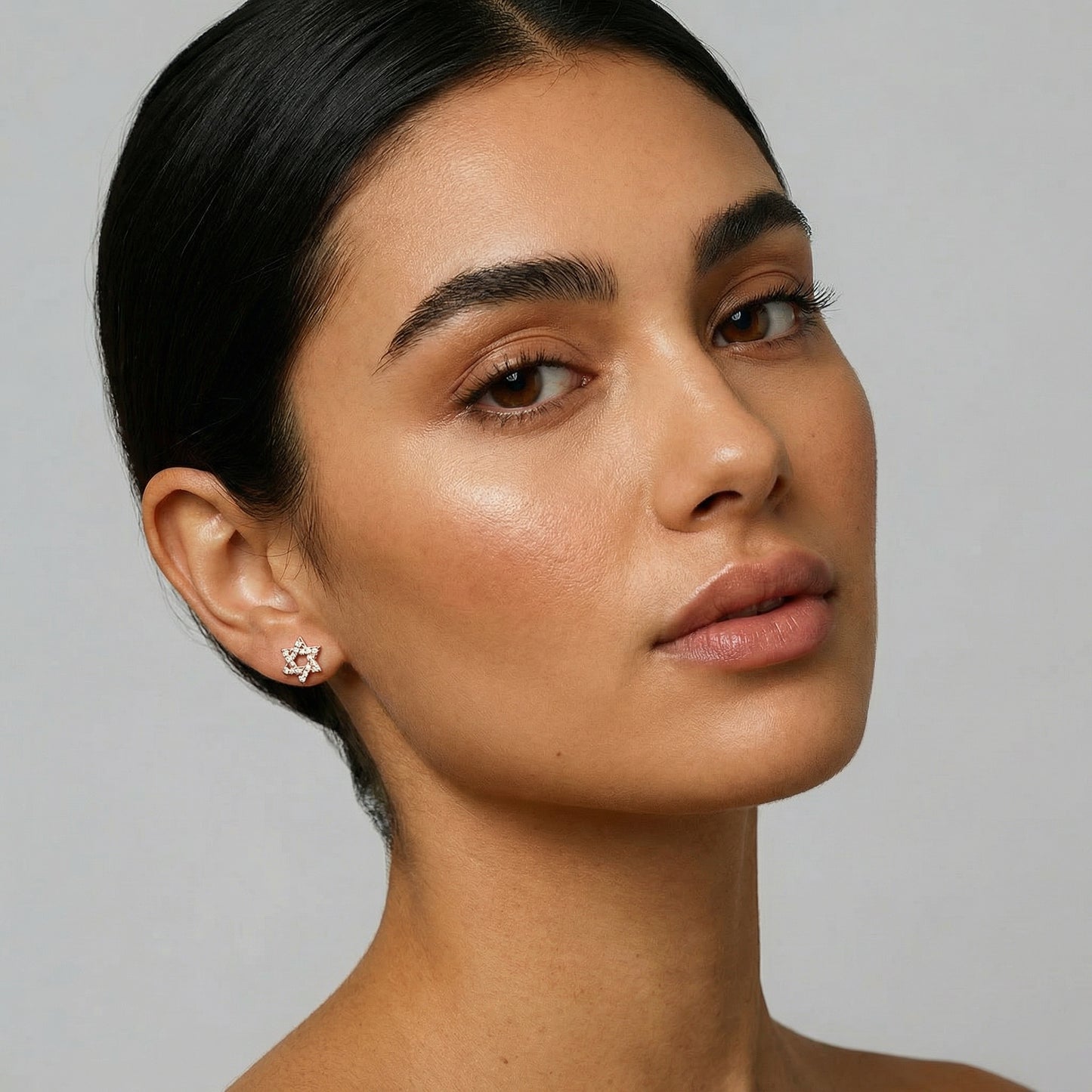 תמונת דוגמנית עגילי מגן דוד צמודים