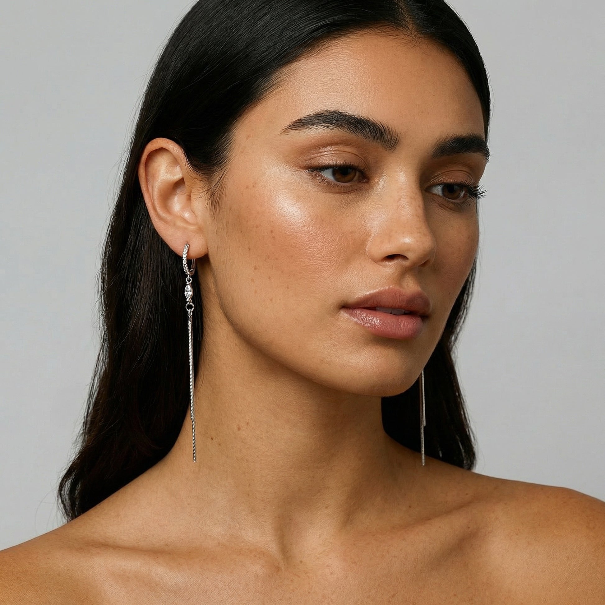 תמונת דוגמנית עגילי חישוק נופלים משובצים כסף 925