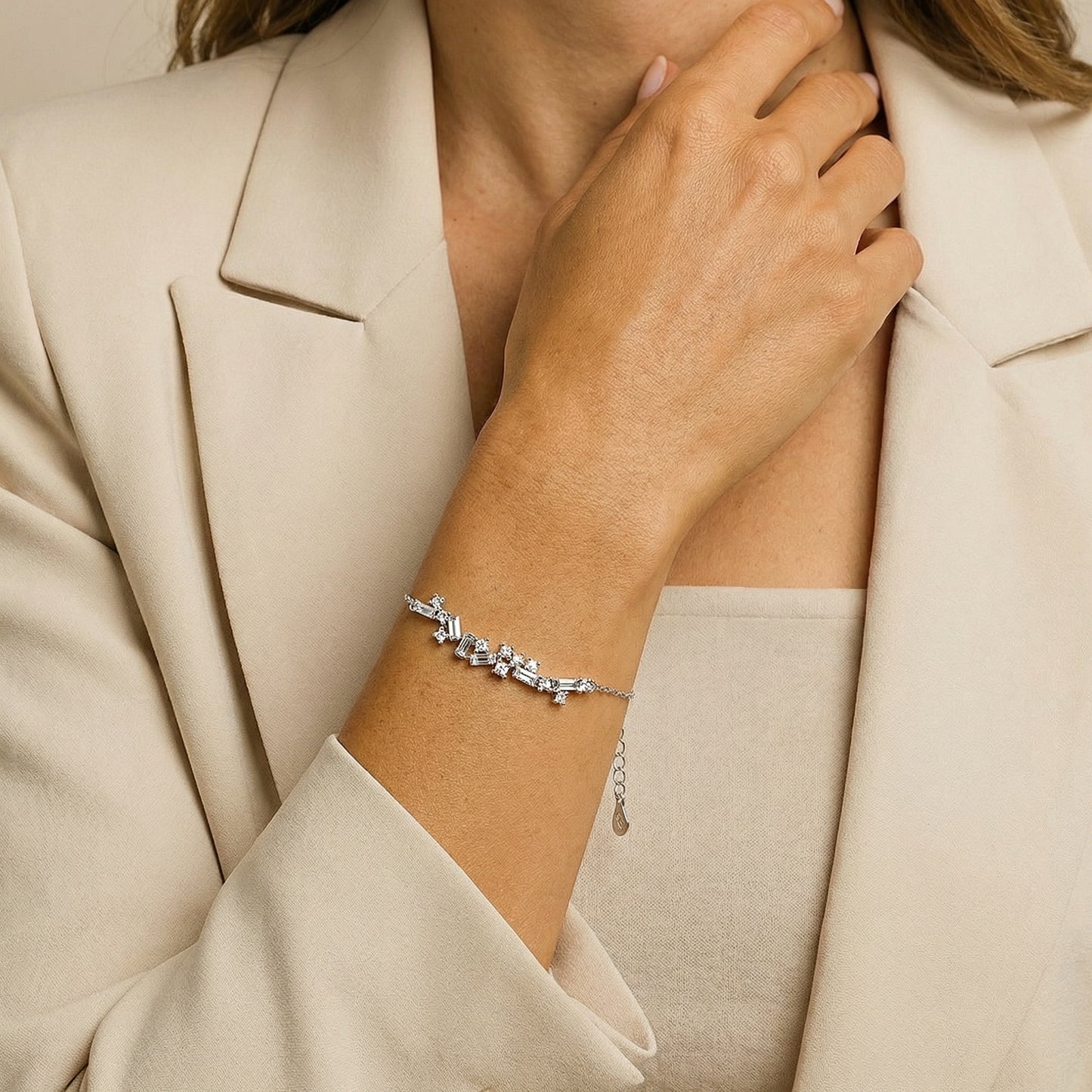 תמונת דוגמנית צמיד משובץ גיאומטרי כסף 925