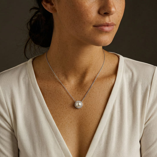 תמונת דוגמנית שרשרת תליון פנינה כסף 925