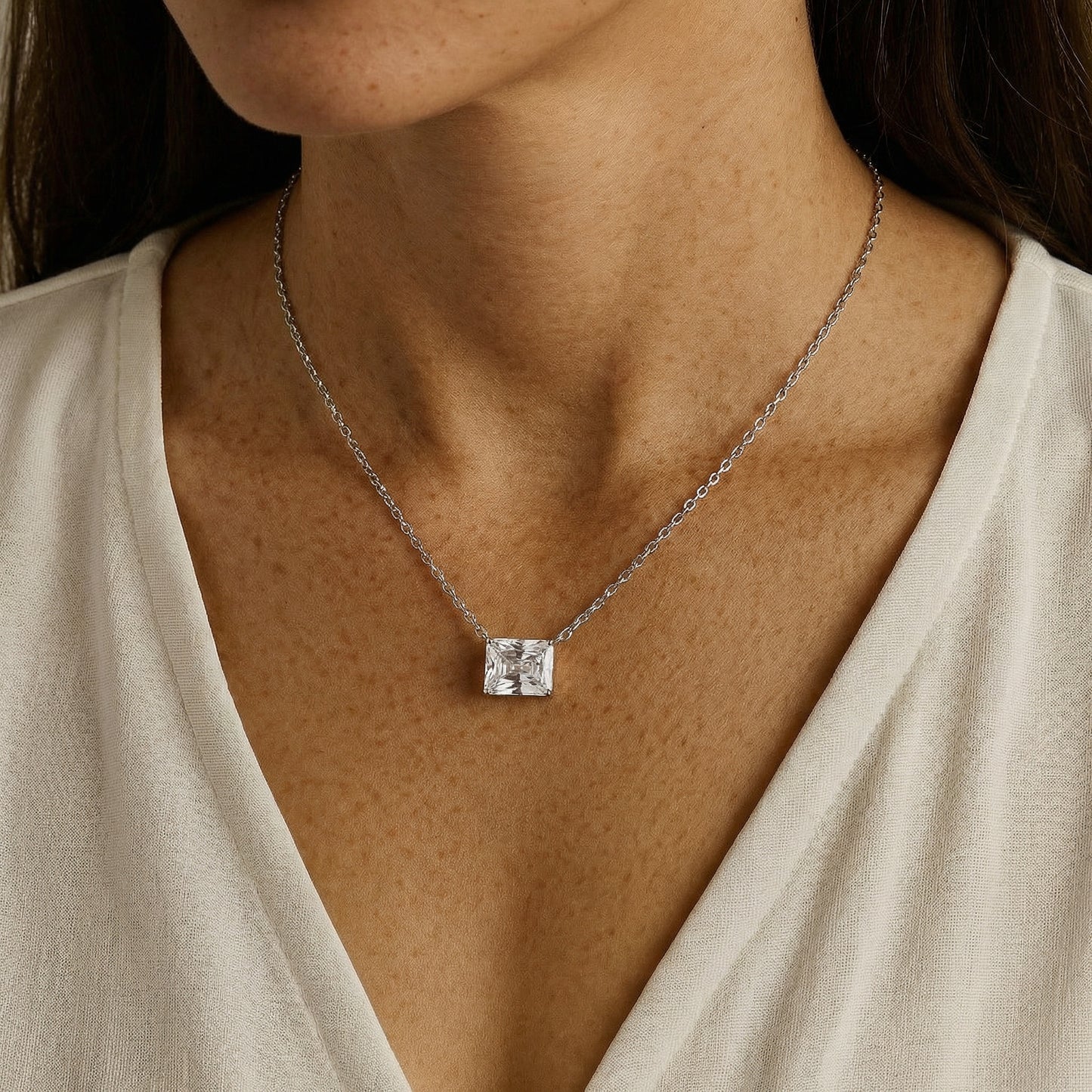 תמונת דוגמנית שרשרת קצרה תליון אבן מלבנית כסף 925