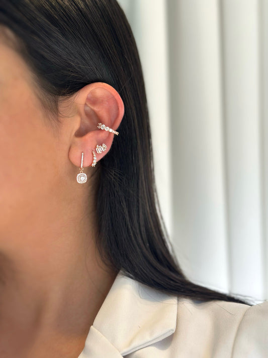 תמונת דוגמנית עגילים צמודים משובצים כסף 925