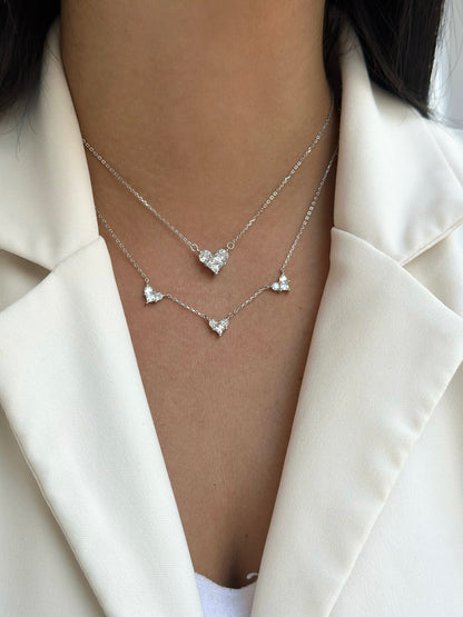 תמונת דוגמנית - שרשרת צ׳וקר לבבות כסף 925 YOU&ME, BABY