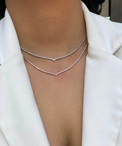 תמונת דוגמנית - שרשרת טניס V כסף 925 זהב אדום !BLING IT ON